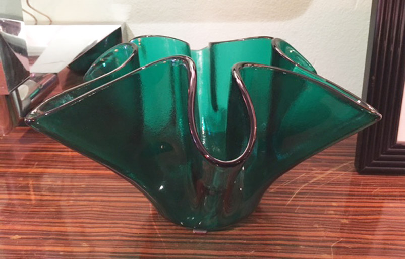 Vaso in vetro Art Decò Fazzoletto verde smeraldo del XX Secolo Anni 60 Opera originale e disponibile - Robertaebasta® Art Gallery opere d’arte esclusive.
